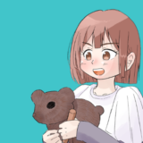 クマの置き物を持ってる女の子