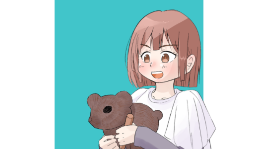 クマの置き物を持ってる女の子